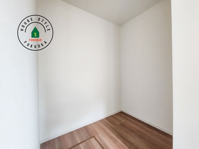 春日市春日原北町5丁目第1-2棟（1号棟）　の内観：施工例|洋服や大きな荷物が多い方や人数の多いご家族などは、一般的なクローゼットよりもウォークインクローゼットのほうが使い勝手が良いです。