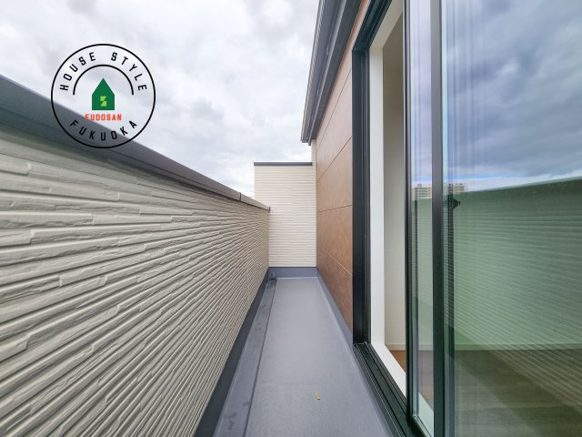 春日市春日原北町5丁目第1-2棟（1号棟）　のバルコニー|風をしっかりと感じられるバルコニーでは、毎日が洗濯日和です。広々としているので洗濯も楽しくなるでしょうし、気分転換にバルコニーからの眺めを楽しむのもいいでしょう。