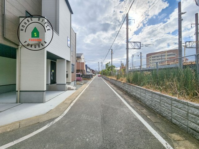 春日市春日原北町5丁目第1-2棟（1号棟）　の前面道路含む現地写真|前面道路です。