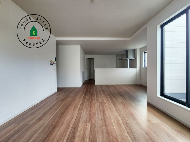 春日市春日原北町5丁目第1-2棟（1号棟）　の居間・リビング|キッチンからリビングをしっかり確認できます。家族の笑顔があふれる空間になりそうですね。