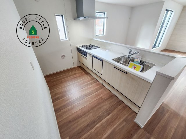 春日市春日原北町5丁目第1-2棟（1号棟）　の内観：施工例|ダイニングテーブルへの配膳がラクラク、お料理はかどるカウンター付きシステムキッチン！