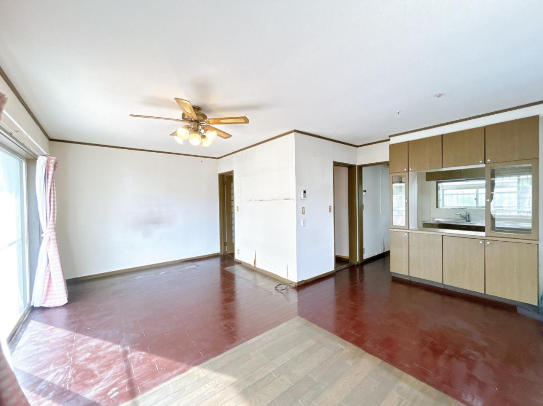 高萩市大字石滝　中古戸建の居間・リビング|お子様が元気に遊べる広々としたリビングです。