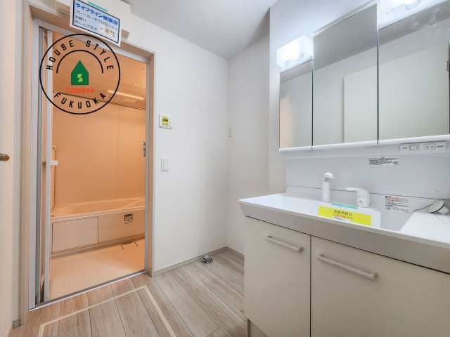 春日市春日原北町5丁目第1-2棟（2号棟）　の脱衣所|ゆとりの洗面スペースで朝の身支度もスムーズに。暮らしを快適に変えるシャワー付洗面台です！