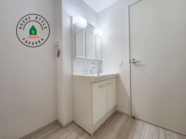 春日市春日原北町5丁目第1-2棟（2号棟）　の内観：施工例|毎日使うものだから清潔な空間を保ちたい水回り。洗面にはそんな願いを解消させてくれる収納アイデアが満載です。三面鏡の裏側にはキャビネットが現れ小物から背の高い物まで収納できます。