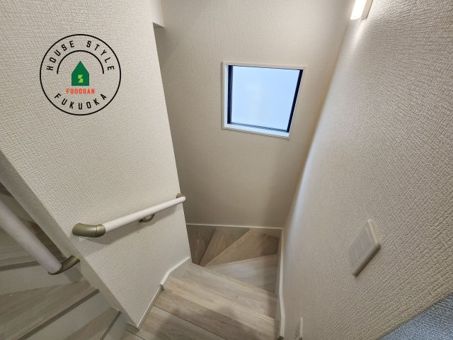 春日市春日原北町5丁目第1-2棟（2号棟）　の内装|＜手すり付階段＞手すりがないと階段の昇り降りで危険なことはもちろん、壁に手をつきながら歩くことで壁紙が汚れやすくなります。すべての方に快適に昇り降りしていただくため、手すりを設置しました。