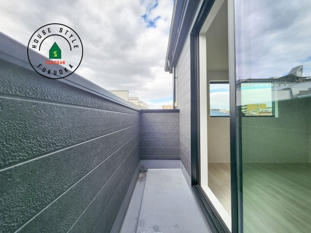 春日市春日原北町5丁目第1-2棟（2号棟）　の外観：施工例|風をしっかりと感じられるバルコニーでは、毎日が洗濯日和です。広々としているので洗濯も楽しくなるでしょうし、気分転換にバルコニーからの眺めを楽しむのもいいでしょう。