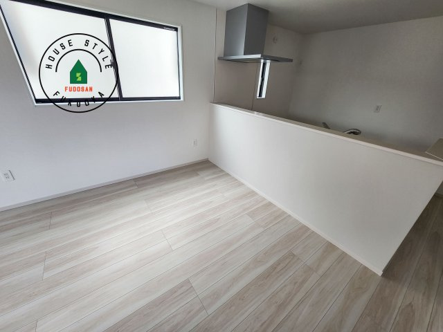 春日市春日原北町5丁目第1-2棟（2号棟）　のダイニング|キッチンから立ち込める香りが今日の料理を期待させます。