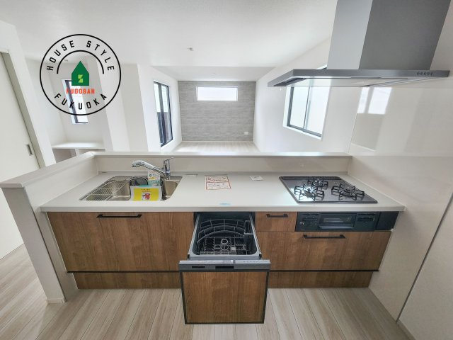 春日市春日原北町5丁目第1-2棟（2号棟）　の内観：施工例|ご家族を近くに感じられる対面キッチンのLDK。会話もはずみそうですね。