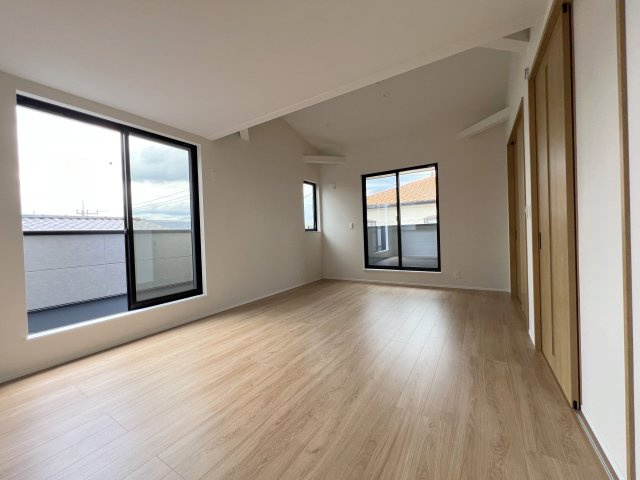 福生市武蔵野台2丁目　新築戸建全1棟の居間・リビング|二面バルコニーで日当たり良好です！太陽の恵みを感じる温もりあふれる空間。。♪