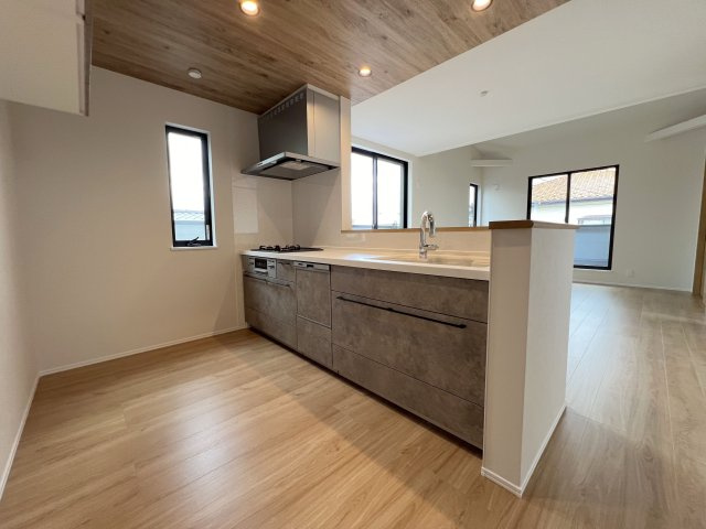 福生市武蔵野台2丁目　新築戸建全1棟のキッチン|収納たっぷりのシステムキッチン☆