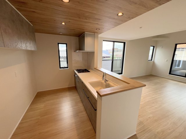 福生市武蔵野台2丁目　新築戸建全1棟のキッチン|料理をしながらでもご家族との会話を楽しめる対面キッチン