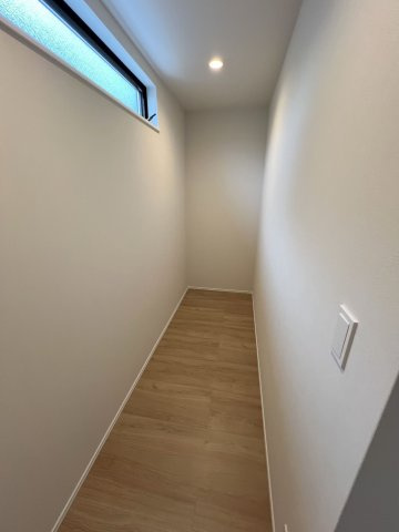 福生市武蔵野台2丁目　新築戸建全1棟の収納|キッチンの裏側は大容量のパントリー付きです♪食品や日用品のストックなど置場に便利です。