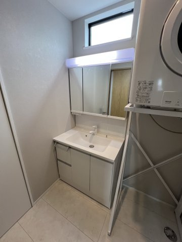 福生市武蔵野台2丁目　新築戸建全1棟の独立洗面台|身だしなみを整えやすく、収納たっぷりの三面鏡付洗面化粧台☆