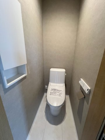 福生市武蔵野台2丁目　新築戸建全1棟のトイレ|2階温水シャワートイレ