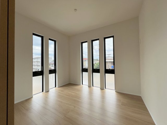 福生市武蔵野台2丁目　新築戸建全1棟の洋室|リビングに隣接したお部屋なのでお子様の遊び場やお昼寝スペースに便利です♪