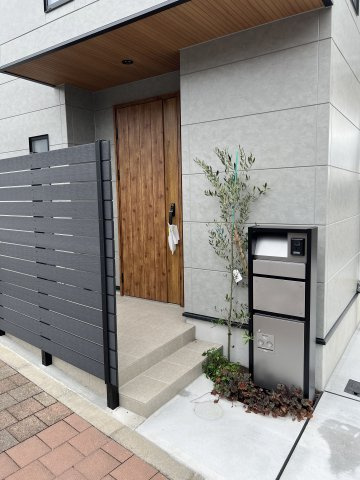 福生市武蔵野台2丁目　新築戸建全1棟の玄関|不在時に荷物を受け取れる便利な宅配BOX付き。