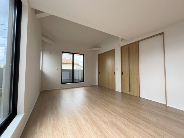 福生市武蔵野台2丁目　新築戸建全1棟の居間・リビング|2階リビングなので、1階に比べ開放的な眺望も得られます♪道行く人や近隣などからのプライバシーの確保もしやすいので、カーテンを閉め切ったまま、ということも少なくなりますよ。