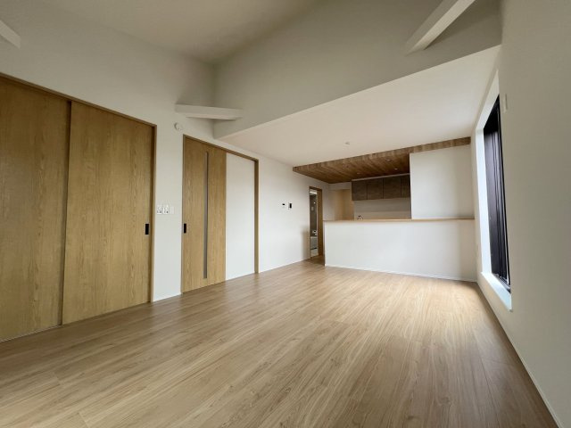 福生市武蔵野台2丁目　新築戸建全1棟の居間・リビング|天井が高く開放感があります♪