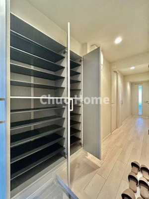 【玄関】 | ツインシティ1番館エトランズ東砂 | 【玄関】玄関には大型のシューズクローゼットを設置しておりますのでいつでもスッキリりとした空間を保てます。玄関周りを清潔に使うのはとても大事なことですよね。