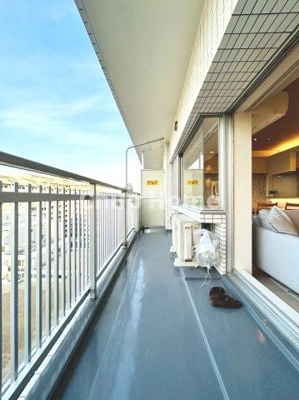 【バルコニー】 | ツインシティ1番館エトランズ東砂 | 【バルコニー】幅もあって、奥行きもあるゆとりのバルコニー。洗濯物を干したり乾かしたりだけでなく、ただ出てみるだけでも気持ちいいですよ。