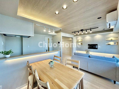 【キッチン】 | ツインシティ1番館エトランズ東砂 | 視界に広がりを生むオープンなキッチン。料理や片付けをしながら、家族との会話を楽しんだり、リビングで遊ぶ子どもを見守れます。ご見学時には家具の配置などもイメージしながらぜひご覧になって見て下さい。