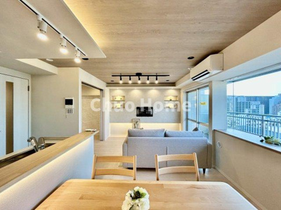 【ダイニング】 | ツインシティ1番館エトランズ東砂 | 【ダイニング】忙しい朝でも、しっかり家族が揃って食事をして頂けるゆとりある大きさのダイニングスペース。奥様が作る手料理をカウンター越しに受けとって頂き、テーブルで囲む素敵な時間を存分に愉しんで下さい。