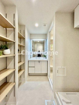 【脱衣所】 | ツインシティ1番館エトランズ東砂 | 【洗面所】明るい洗面所は朝をすっきりさせてくれる空間です。バタバタしている忙しい朝でも収納が多い洗面台では短い時間で効率良く支度ができます。