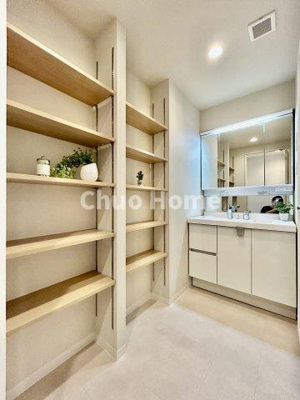 【独立洗面台】 | ツインシティ1番館エトランズ東砂 | 【洗面化粧台】洗面化粧台には三面鏡を採用。身だしなみを整えやすい事はもちろんですが、鏡の後ろに収納スペースを設ける事により、散らかりやすい洗面スペースをすっきりさせる事が出来るのも嬉しいですね