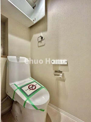 【トイレ】 | ツインシティ1番館エトランズ東砂 | 【トイレ】 収納スペースをしっかりと確保した温水洗浄便座機能付きトイレ。温水洗浄便座は清潔にお使いいただくための大切なアイテムです。