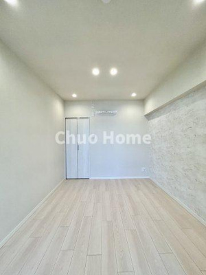 【洋室】 | ツインシティ1番館エトランズ東砂 | 【洋室】快適に過ごす条件は、一人ひとり違います。だからこそ飾り過ぎないシンプルな内装と偏り過ぎないデザインで統一しております。居住していく中でオーナー様だけの【マイホーム】に創り上げて下さい