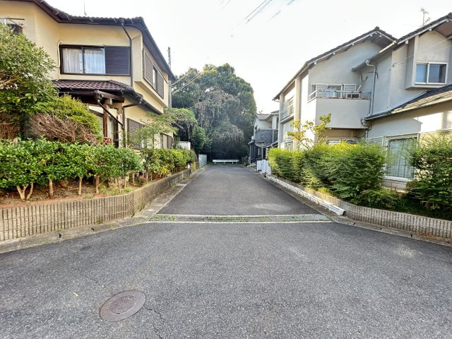 ◆リビング広々２０帖のゆったり４ＬＤＫ◆並列駐車２台可能◆リナージュ大津月輪５丁目２４－２期の前面道路含む現地写真|前道