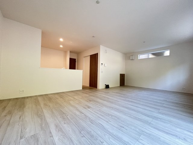 ◆リビング広々２０帖のゆったり４ＬＤＫ◆並列駐車２台可能◆リナージュ大津月輪５丁目２４－２期の居間・リビング|リビング