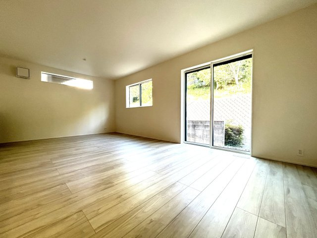 ◆リビング広々２０帖のゆったり４ＬＤＫ◆並列駐車２台可能◆リナージュ大津月輪５丁目２４－２期の居間・リビング|リビング