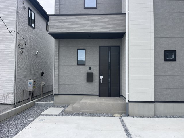 LIGARE宇都宮市東峰町2期　新築一戸建ての玄関|明るい玄関です