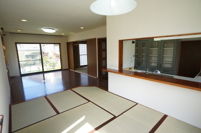 【居間・リビング】 | 小金町2丁目貸家 | 小上がりのあるリビング