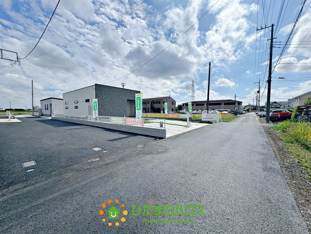 加須市上三俣1期　新築一戸建て　04　ピュアガーデンの前面道路含む現地写真|2025/10/5 撮影
