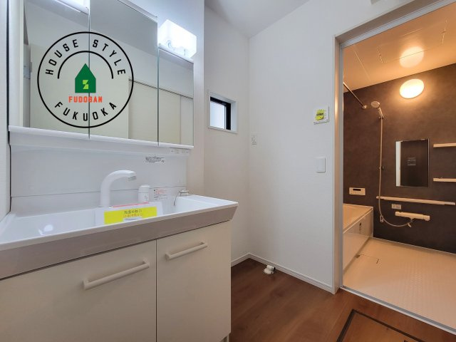福岡市東区土井2丁目第3-4棟（4号棟）　の脱衣所|ゆとりの洗面スペースで朝の身支度もスムーズに。暮らしを快適に変えるシャワー付洗面台です！
