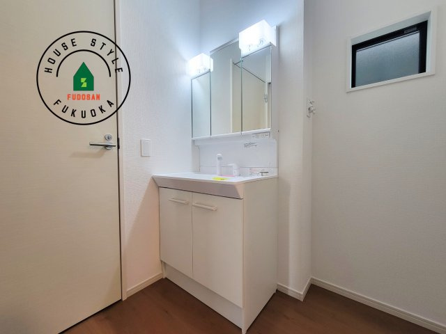 福岡市東区土井2丁目第3-4棟（4号棟）　の独立洗面台|毎日使うものだから清潔な空間を保ちたい水回り。洗面にはそんな願いを解消させてくれる収納アイデアが満載です。三面鏡の裏側にはキャビネットが現れ小物から背の高い物まで収納できます。