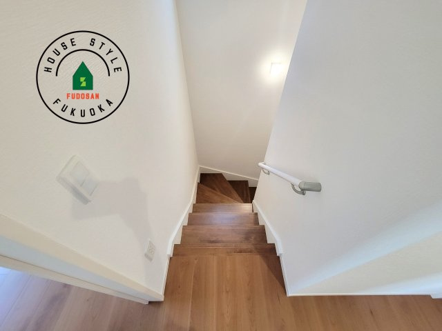 福岡市東区土井2丁目第3-4棟（4号棟）　の内装|＜手すり付階段＞手すりがないと階段の昇り降りで危険なことはもちろん、壁に手をつきながら歩くことで壁紙が汚れやすくなります。すべての方に快適に昇り降りしていただくため、手すりを設置しました。