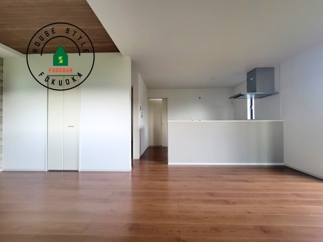 福岡市東区土井2丁目第3-4棟（4号棟）　の居間・リビング|キッチンからリビングをしっかり確認できます。家族の笑顔があふれる空間になりそうですね。