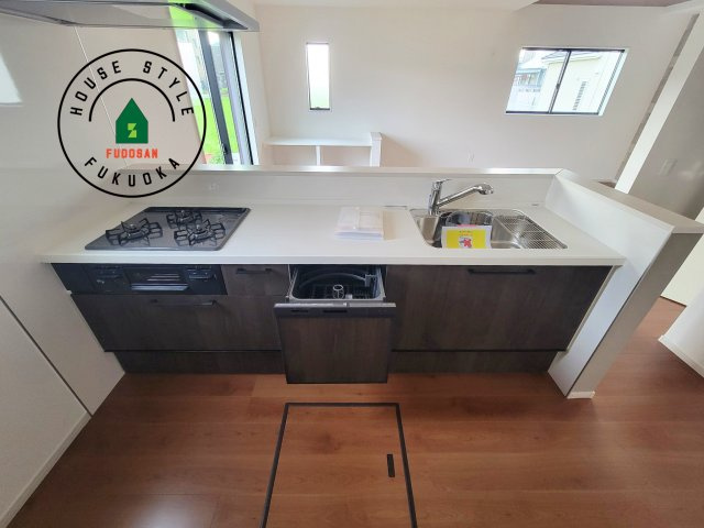 福岡市東区土井2丁目第3-4棟（4号棟）　のキッチン|ご家族を近くに感じられる対面キッチンのLDK。会話もはずみそうですね。
