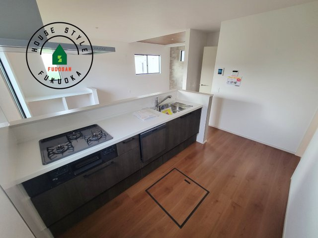 福岡市東区土井2丁目第3-4棟（4号棟）　のキッチン|ダイニングテーブルへの配膳がラクラク、お料理はかどるカウンター付きシステムキッチン！