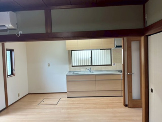 【居間・リビング】 | 「小絹駅」徒歩6分の好立地！近くに商業施設あり！