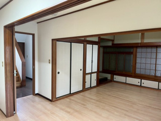 【居間・リビング】 | 「小絹駅」徒歩6分の好立地！近くに商業施設あり！