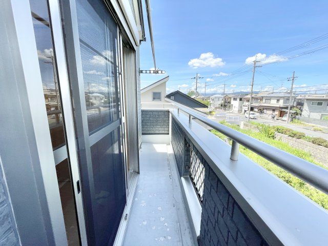 交野市倉治6丁目　中古一戸建てのバルコニー|バルコニーからの眺めを楽しみながら食事をしませんか