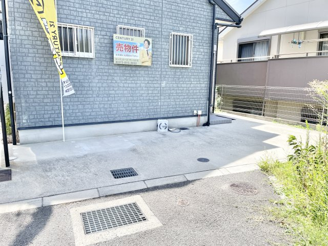 交野市倉治6丁目　中古一戸建ての駐車場|駐車場があるので、車を買う予定の方も安心です