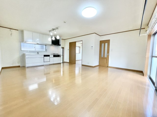 交野市倉治6丁目　中古一戸建ての居間・リビング|こちらの居間で趣味の時間をお楽しみください