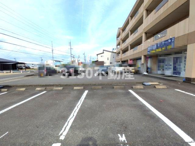 ハイツ園城の駐車場