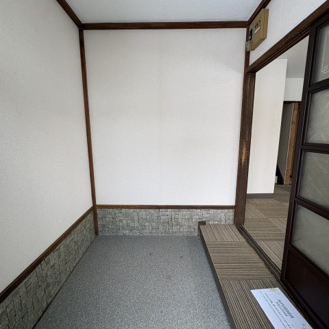 室蘭市港北町1丁目19-12戸建の玄関