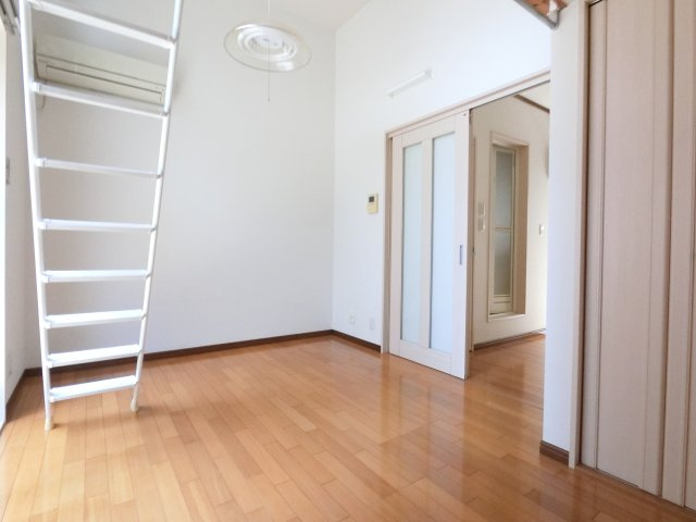 エール本八幡Bの居間・リビング